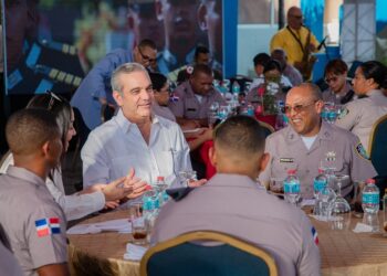 Presidente Abinader almuerza con miembros del Ejército y la Policía Nacional