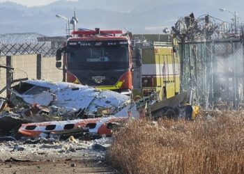 Avión con 175 pasajeros a bordo se estrella al aterrizar en un aeropuerto de Corea del Sur