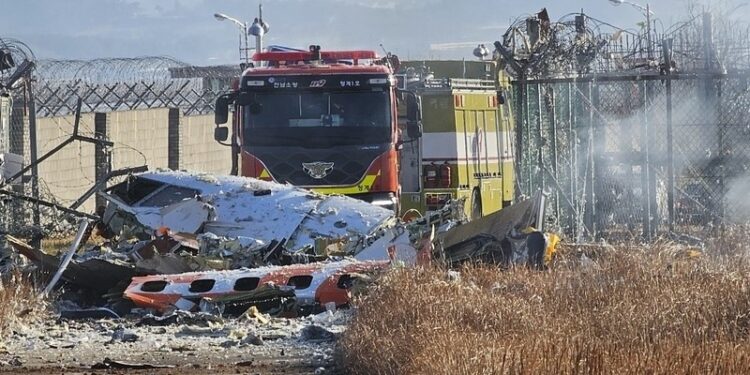 Avión con 175 pasajeros a bordo se estrella al aterrizar en un aeropuerto de Corea del Sur