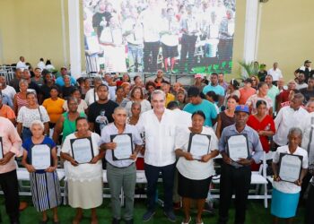 Presidente Abinader entrega 450 títulos de propiedad en Las Clavellinas de Azua