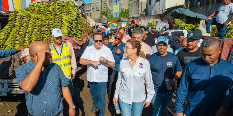 Paliza y alcaldesa Mejía recorren mercados de la Duarte y Villas Agrícolas
