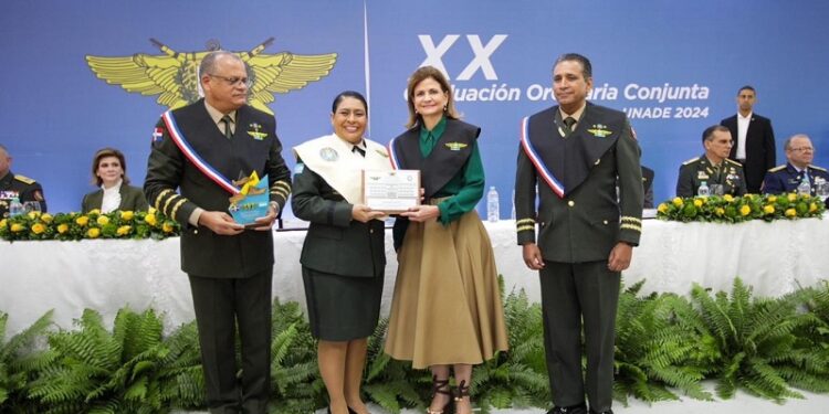 Vicepresidenta Peña encabeza graduación de 2.650 civiles y militares en la Unade