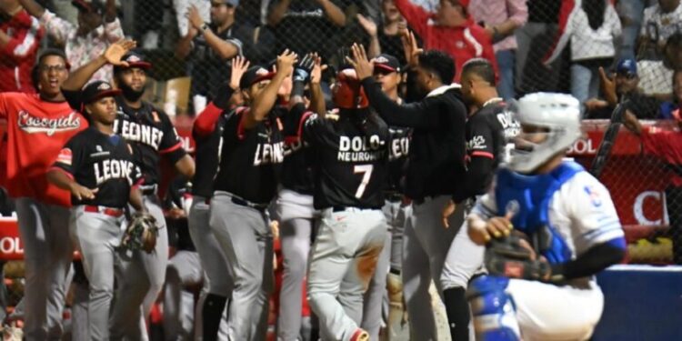 Leones vencen al Licey y van por pase a RR
