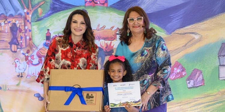 Voluntariado Banreservas premia a los ganadores del concurso Pintura Infantil Navideño Nidia Serra 2024