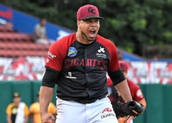 Gigantes blanquean a las Águilas y mantienen pelea por la clasificación