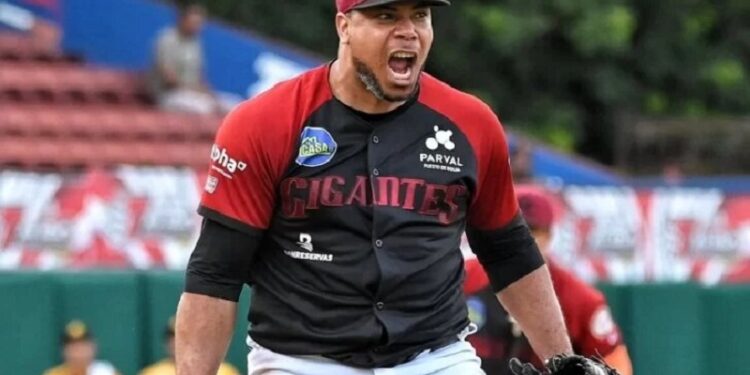 Gigantes blanquean a las Águilas y mantienen pelea por la clasificación