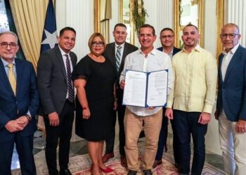 Gobernador Pierluisi firma la creación del Consorcio Cordillera