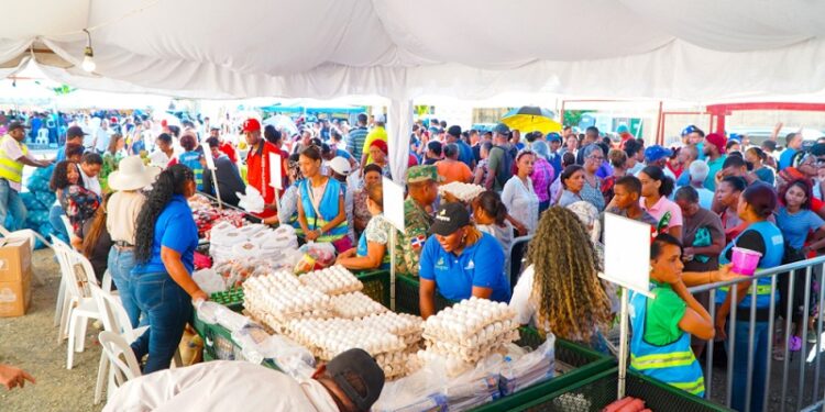 Más de 50 productos y dos combos especiales fueron vendidos en Feria Navidad del Cambio con el Inespre