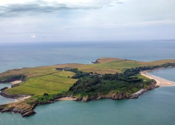 Decenas de niños sufrieron abusos y violaciones de monjes en una ‘isla pedófila’ en Reino Unido