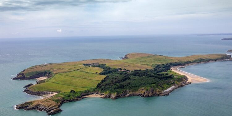 Decenas de niños sufrieron abusos y violaciones de monjes en una ‘isla pedófila’ en Reino Unido