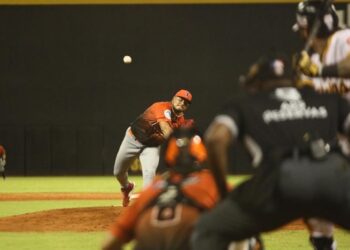 Barría, Lantigua y Rumfield guían triunfo Toros en Santiago