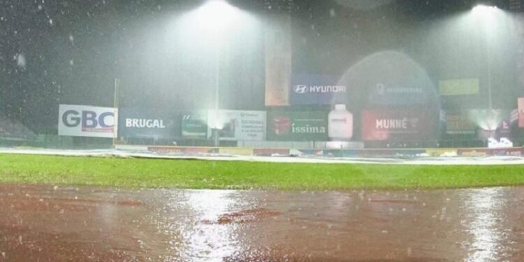 Lluvias provocan suspensión de partido Leones vs Gigantes