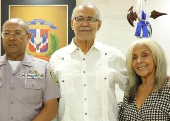 Director general de la Policía recibe visita del expelotero César Gerónimo