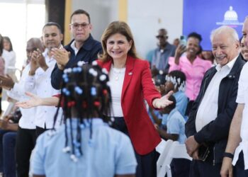 Vicepresidenta inaugura destacamento policial en Santo Domingo Este y escuela en SPM