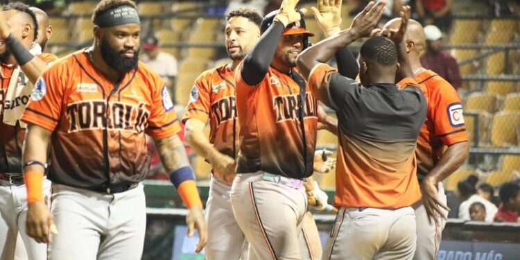 Toros sacan los bates y se imponen a los Leones