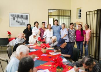 Vicepresidenta visita a niños y adultos mayores de Santiago