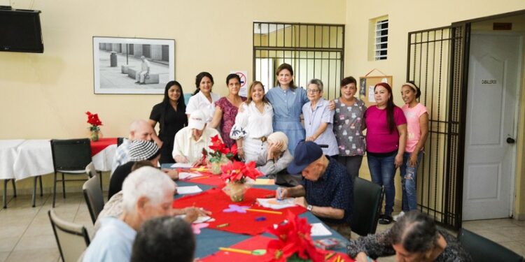 Vicepresidenta visita a niños y adultos mayores de Santiago
