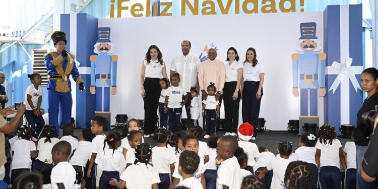 Voluntariado Banreservas realiza fiesta navideña en escuela Movearte del Río Ozama