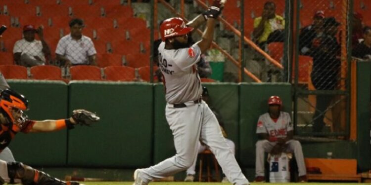 Leones suben al segundo lugar y cortan mala racha con victoria sobre Toros