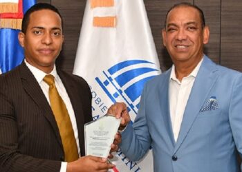 Adomipyme reconoce a Deligne Ascención por aportes al sector