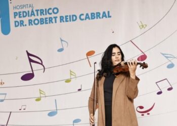 Violinista Aisha Syed lleva música y esperanza a niños del Robert Reid Cabral