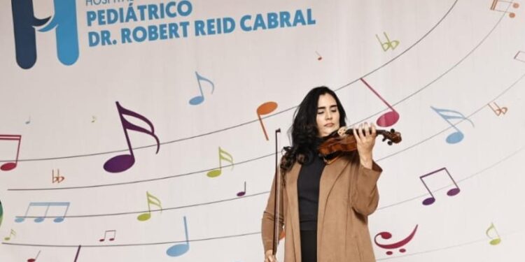 Violinista Aisha Syed lleva música y esperanza a niños del Robert Reid Cabral