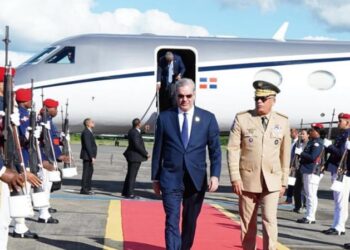 Abinader regresa al país tras participar en toma de posesión de gobernadora de PR