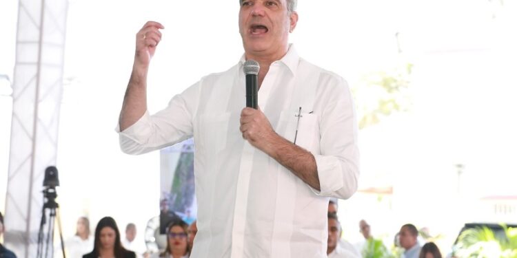 Gobierno lanza proyecto de titulación en el norte del Distrito Nacional