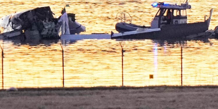 Trump comenta la tragedia aérea: Biden rebajó los estándares del sistema de aviación