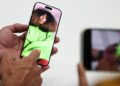 ¿Tienes un iPhone? Esta nueva función envía por defecto datos de tus fotos a Apple