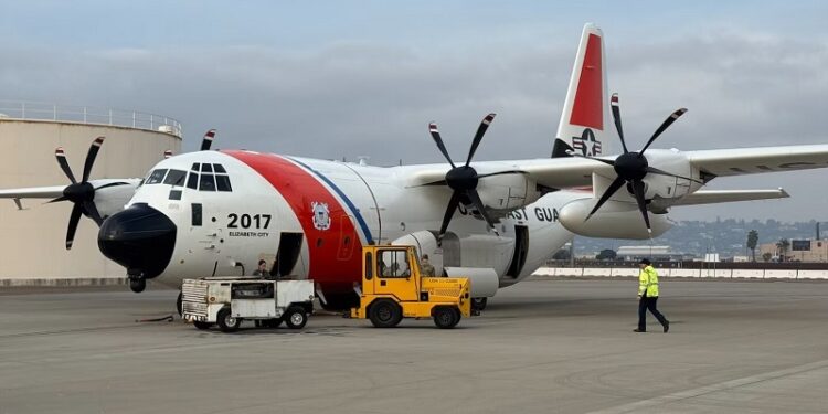 Guardia Costera realiza vuelos de expulsión de extranjeros entre California y Texas