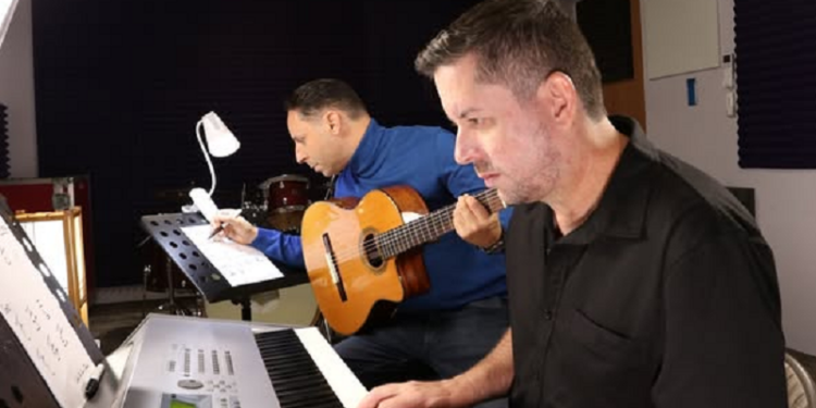 Cantante Carlos de Juan lanza «Tu Piano y Mi Guitarra»