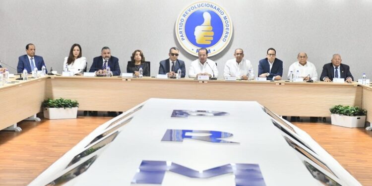 JCE presenta a partidos detalles sobre la nueva cédula de identidad y electoral