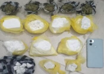 Arrestan hombre con drogas y un chaleco antibalas