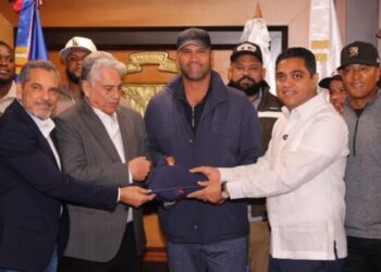 Escogido recibe bandera dominicana previo a salida a Serie del Caribe
