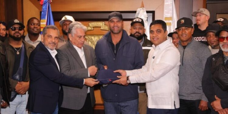 Escogido recibe bandera dominicana previo a salida a Serie del Caribe