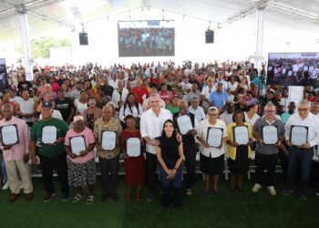 Presidente Abinader entrega 708 títulos de propiedad en Batey Palavé