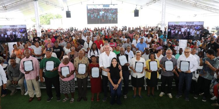 Presidente Abinader entrega 708 títulos de propiedad en Batey Palavé