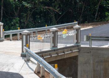 Carreteras municipales reparadas con fondos de FEMA