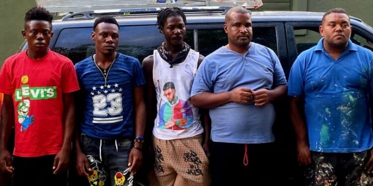 Interceptan tres jeepetas con haitianos indocumentados en Independencia y Montecristi