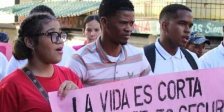 Jóvenes cristianos realizan marcha «Derrumbando Muros» en Los Alcarrizos