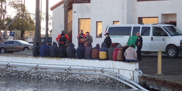 Guardia Costera intercepta a 21 migrantes mexicanos, guatemaltecos y salvadoreños