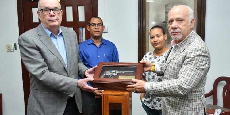 Donan al Archivo General de la Nación histórico revólver Enriquillo