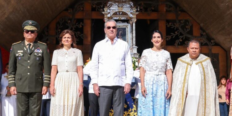 Presidente Abinader participa en misa por Día de Nuestra Señora de La Altagracia