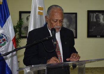 Nasarquín Santana destaca maestría de Peralta Romeo en la técnica narrativa