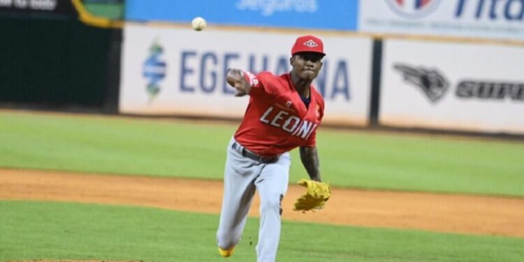 Bullpen escarlata tira primores, pero Leones caen en SPM