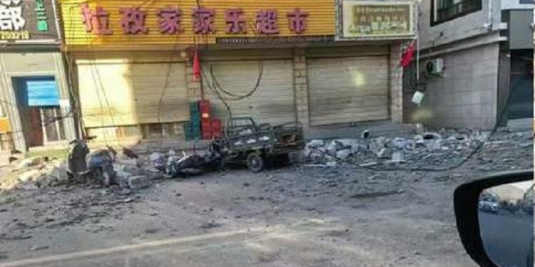 Decenas de personas mueren tras el fuerte sismo en el Tíbet