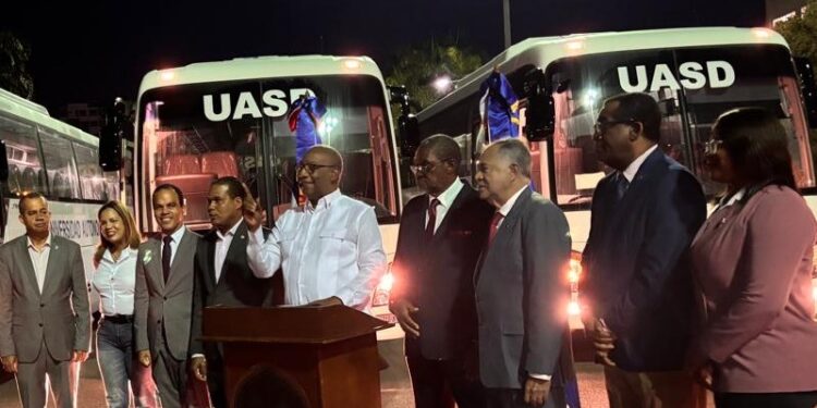 UASD incorpora tres modernos autobuses para los viajes a los recintos, centros y subcentros