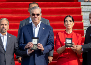 Presidente Abinader encabeza acto de homenaje a la bandera nacional