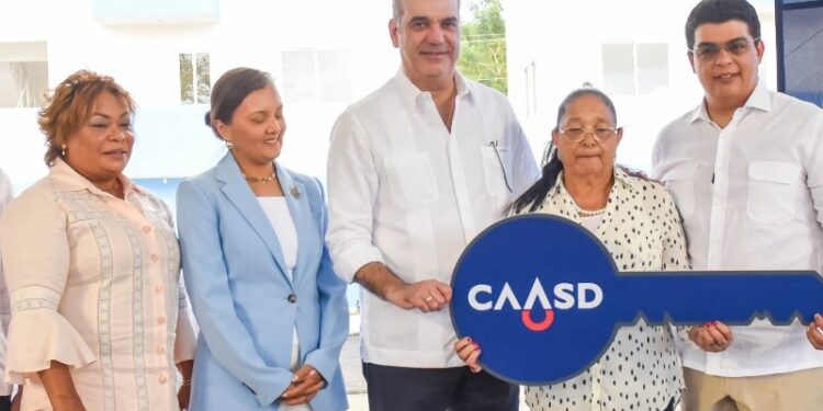 Presidente Abinader entrega 144 apartamentos a desplazados de la cañada de Guajimía